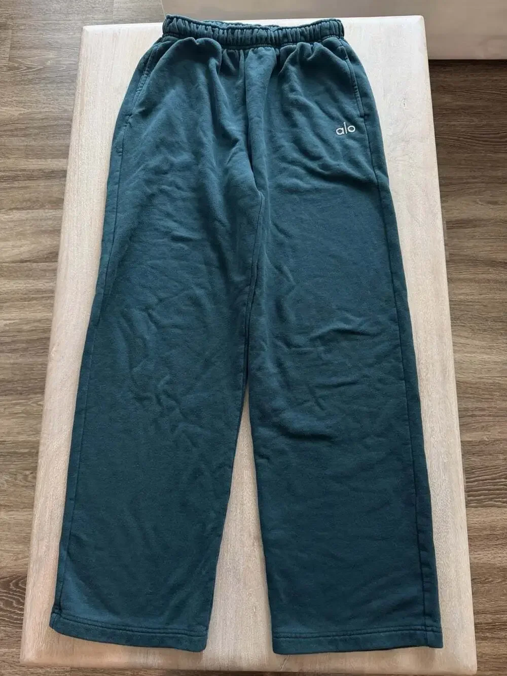 Alo Yoga Accolade Straight Leg Sweatpant in Winter Ivy Teal Size Medium